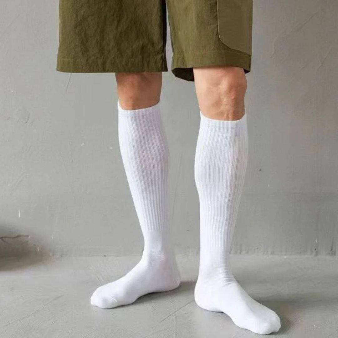 Weiße Kniestrümpfe aus Baumwolle, gerippt, unisex, ideal für Sport und Freizeit.