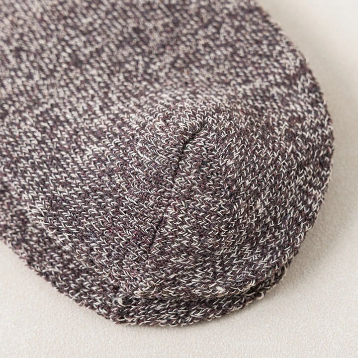 Braune Stricksocke aus Baumwolle, Nahaufnahme, weiches Material, gemütliche Wintermode.