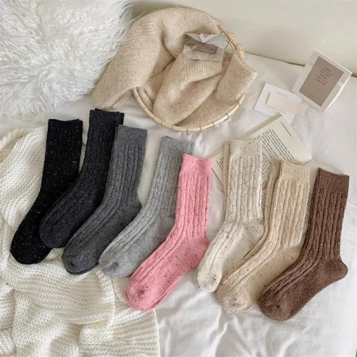 Bunte Wollsocken-Set auf weißem Hintergrund, gemütlich, warm, Wintermode, Strickdesign.