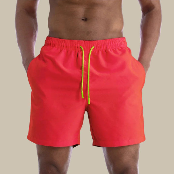 Rote Herren-Badeshorts mit gelbem Kordelzug, ideal für Sommer und Strand.