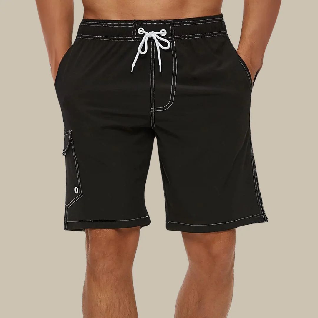 Schwarze Herren-Badeshorts mit Kordelzug, Seitentasche, sportlich, bequem, Strandmode.