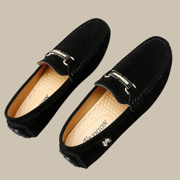 Schwarze Herren-Mokassins aus Wildleder mit Metallschnalle, elegantes Design.