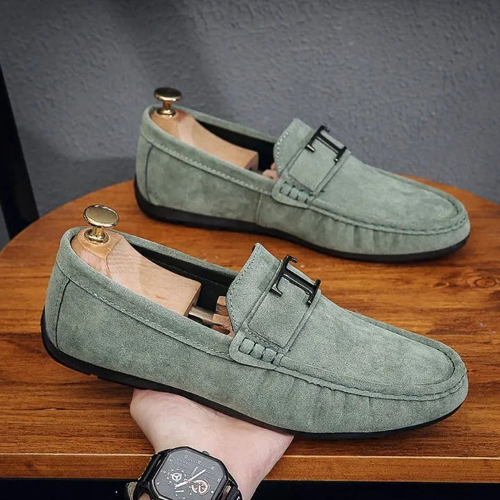 Grüne Wildleder-Loafer für Herren, elegantes Design, rutschfeste Sohle, ideal für Freizeit.