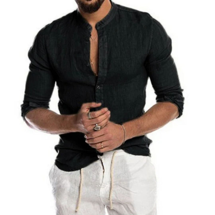 Mann in schwarzem Leinenhemd und weißer Hose, lässige Herrenmode, Sommeroutfit.