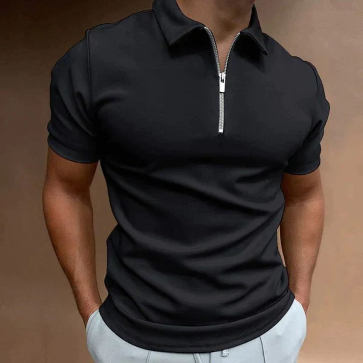 Mann in schwarzem Polohemd mit Reißverschluss, Kurzarm, modisch, lässig, Herrenmode.