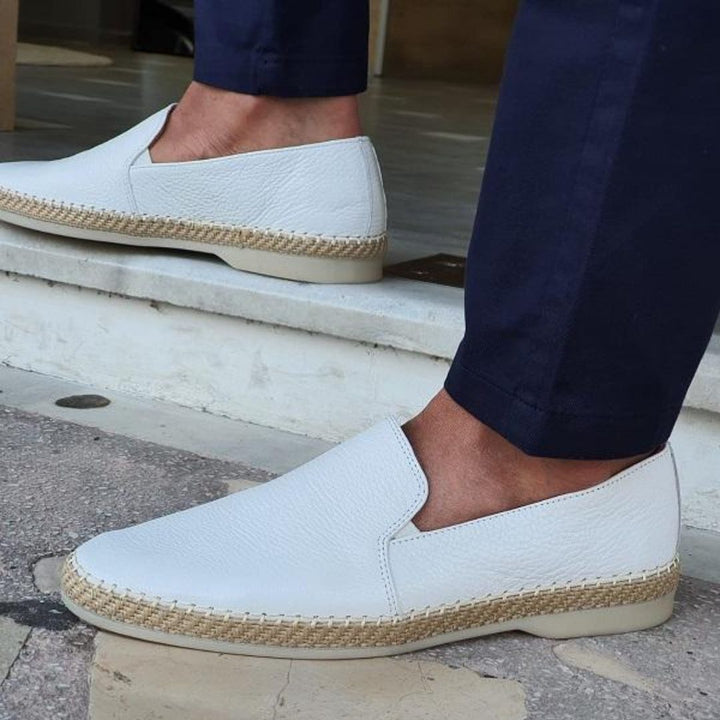 Weiße Herren-Slipper aus Leder, handgefertigt, mit geflochtener Sohle, elegant und bequem.