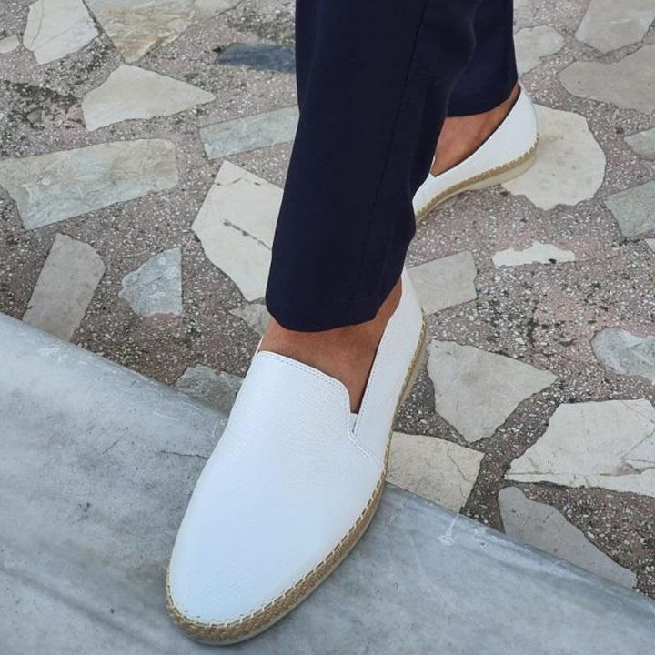 Weiße Herren-Slipper aus Leder, lässig, mit Bastsohle, ideal für Sommermode.