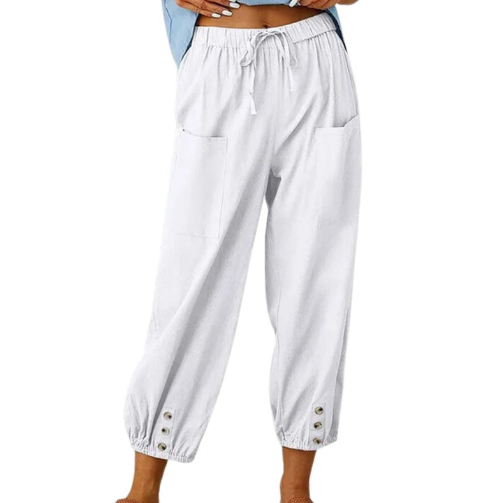 Weiße Damenhose mit Taschen, elastischem Bund und Knöpfen, lässig, bequem, Sommermode.