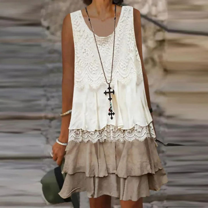 Damen Sommerkleid, ärmellos, weiß-beige, Spitze, Boho-Stil, lässig, Strandmode.