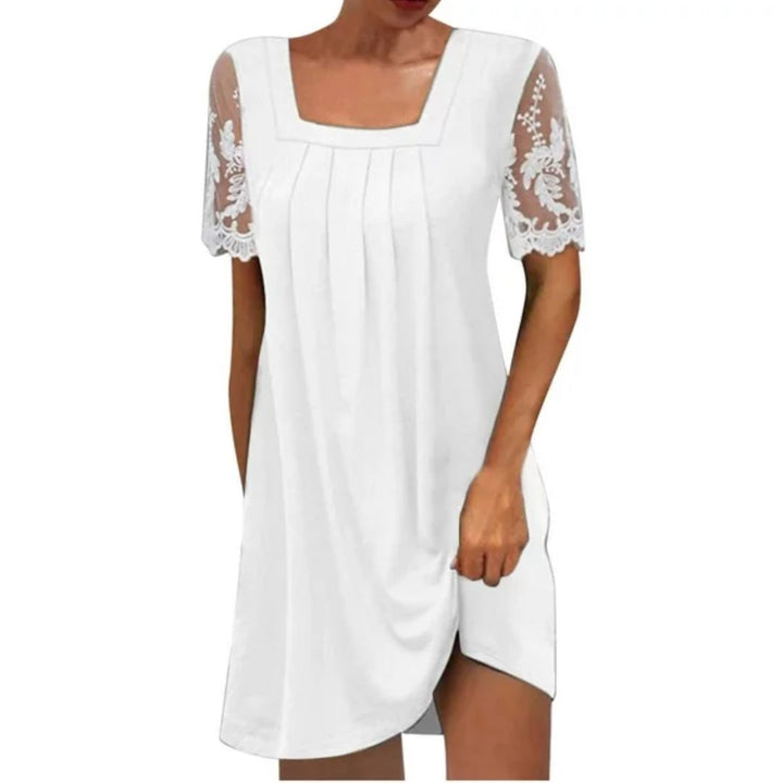 Frau in weißem Sommerkleid mit Spitzenärmeln, quadratischer Ausschnitt, elegant, modisch.