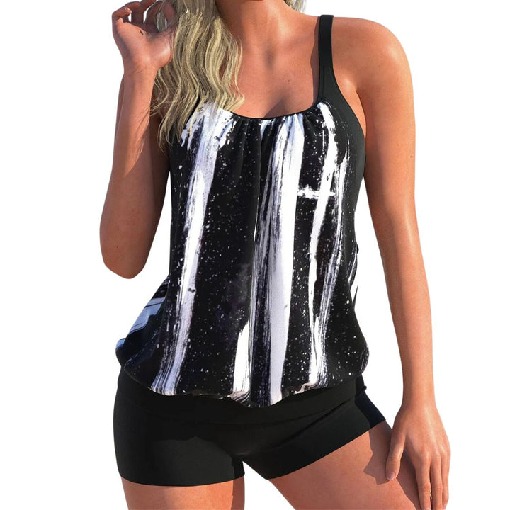 Frau in schwarz-weißem Tankini-Set, ärmellos, sportlich, Strandmode, Sommerbekleidung.