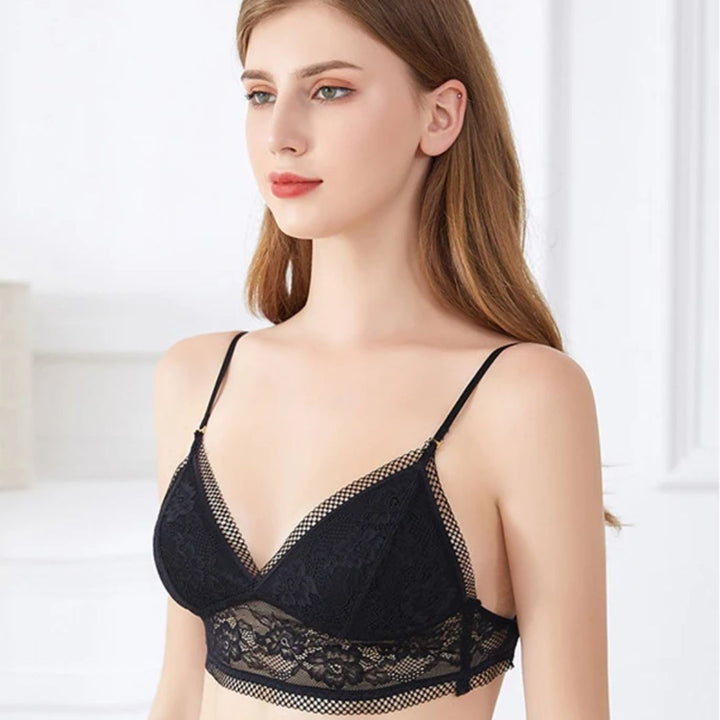 Frau trägt schwarzen Spitzen-BH, Damenunterwäsche, elegant, bequem, modisch, Dessous.