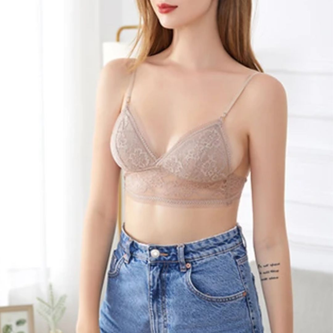 Frau trägt beige Spitzen-Bralette, Jeans; modische Damenunterwäsche, bequem, stilvoll.
