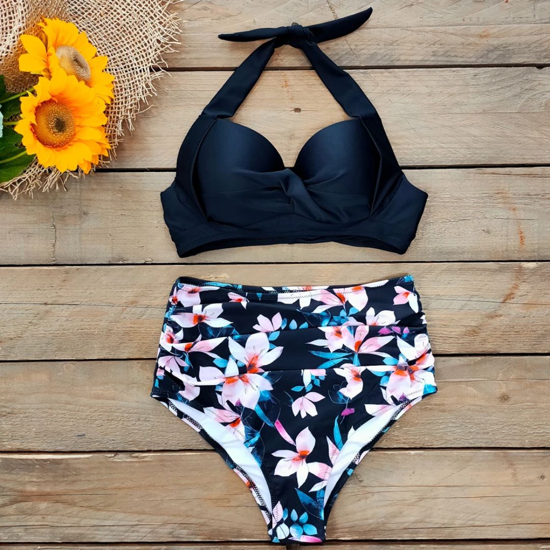 Schwarzer Bikini mit Blumenmuster, hoher Taillenbund, Damen-Bademode, Holzuntergrund.