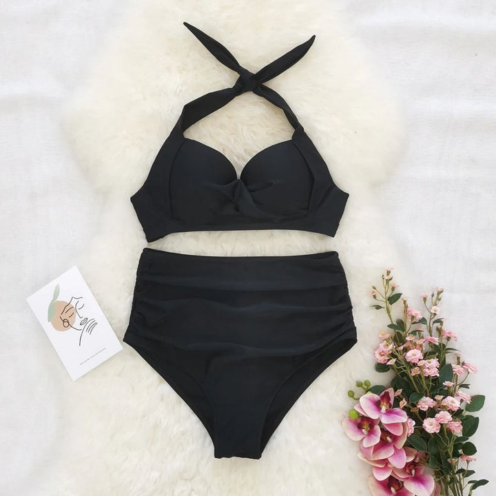 Schwarzer Bikini-Set mit hohem Bund, Halterneck, Blumen, ideal für Sommermode.