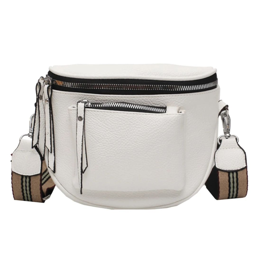 Weiße Leder-Gürteltasche mit Reißverschluss und gestreiftem Schultergurt, modisch und praktisch.