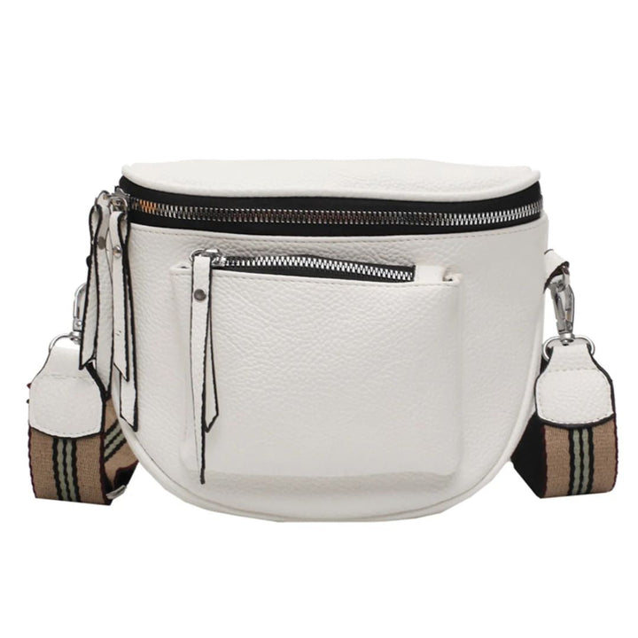 Weiße Leder-Gürteltasche mit Reißverschluss und gestreiftem Schultergurt, modisch und praktisch.