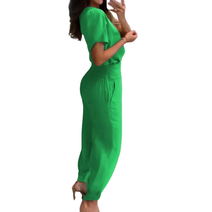 Frau in grünem Jumpsuit, elegante Mode, Sommeroutfit, Damenbekleidung, stilvoll, modern.