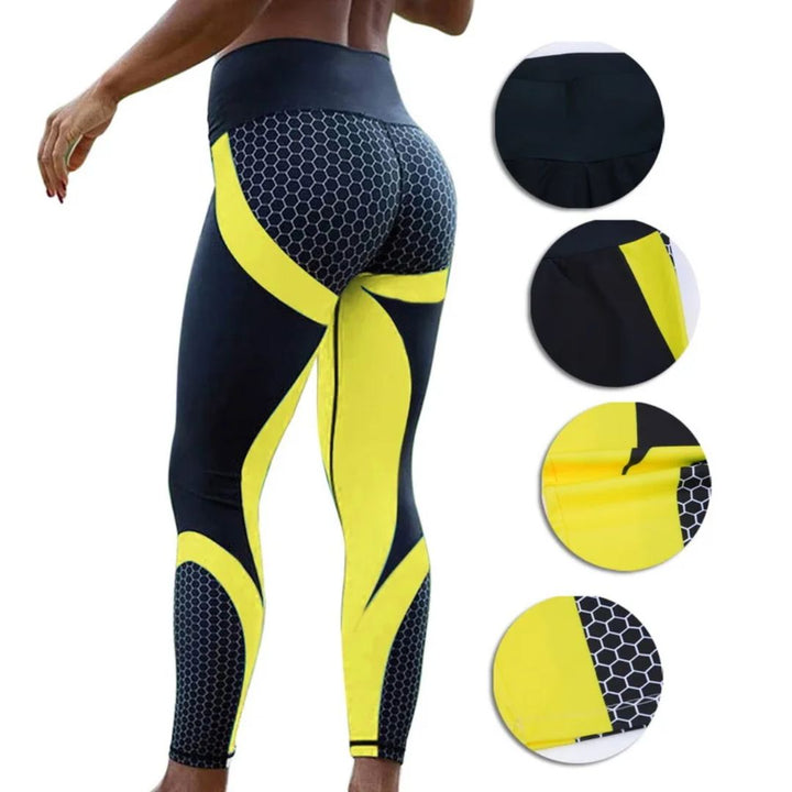 Frau in gelb-schwarzer Sportleggings mit Wabenmuster, hoher Taille, Rückansicht.