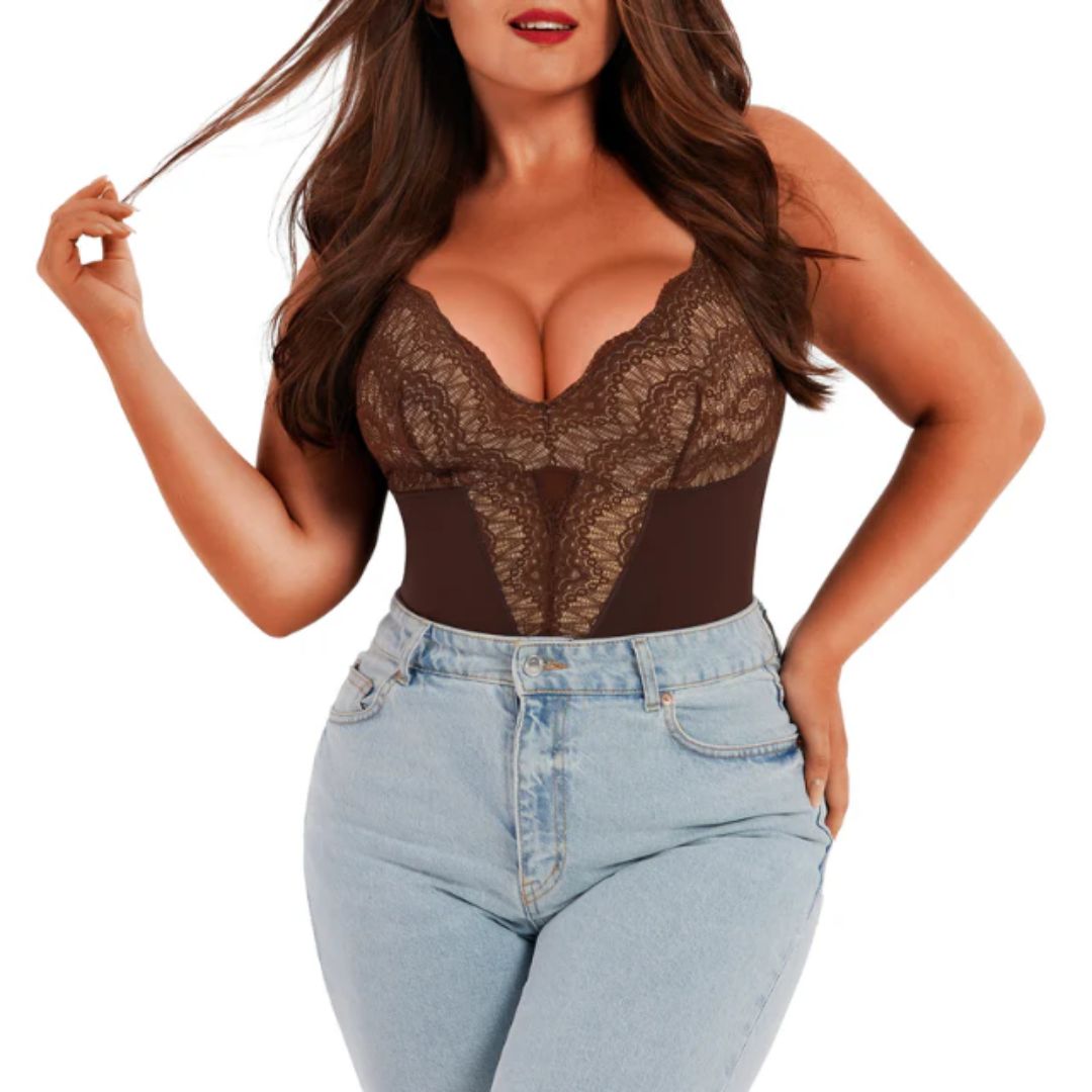Frau in braunem Spitzen-Body und blauer Jeans, Mode, Damenbekleidung, Plus-Size, elegant.