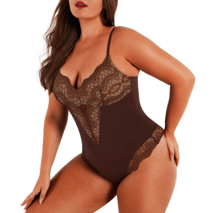 Frau in braunem Spitzen-Body, Dessous, Plus-Size, sinnlich, elegant, Modefotografie.