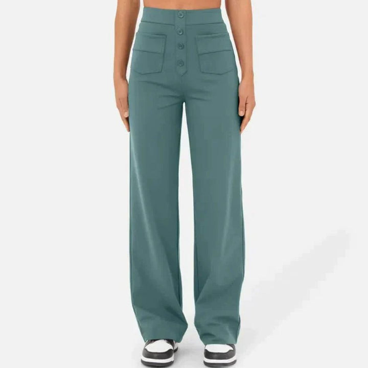 Frau in grüner, weiter Hose mit Knöpfen und Taschen, modisch, bequem, Damenbekleidung.