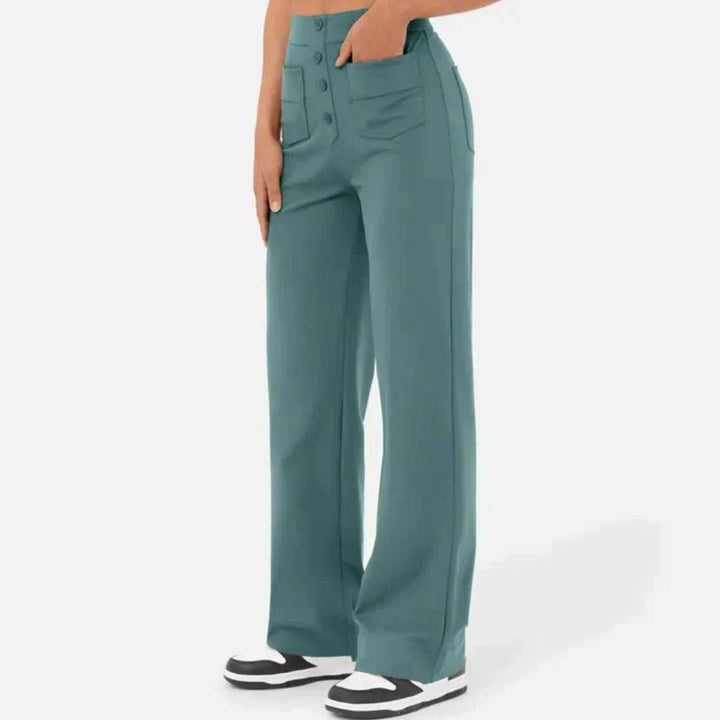 Frau in grüner Hose mit weitem Bein und Sneakers, modische Damenbekleidung, Freizeitlook.