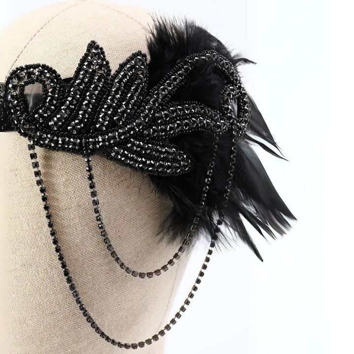 Schwarzes Stirnband mit Perlen und Federn, Gatsby-Stil, Vintage-Accessoire, 1920er Jahre Mode.