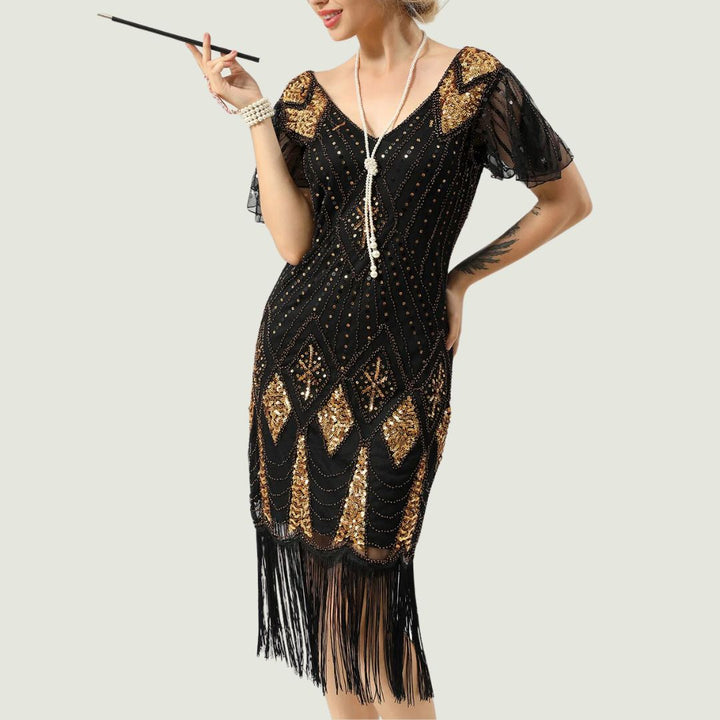 Frau im schwarzen 1920er Flapper-Kleid mit goldenen Pailletten und Fransen, Vintage-Stil.