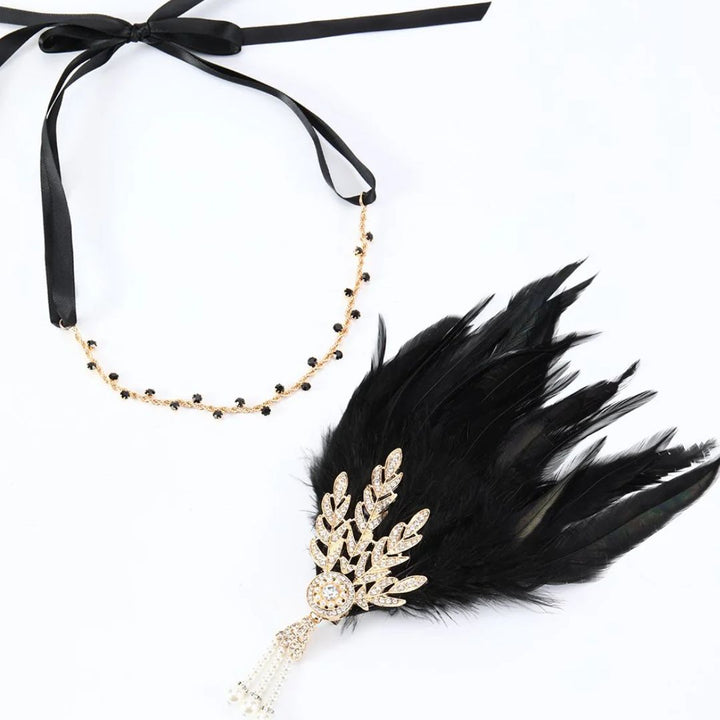 Schwarzer Feder-Haarschmuck mit goldenen Verzierungen und Perlen, elegantes Accessoire.