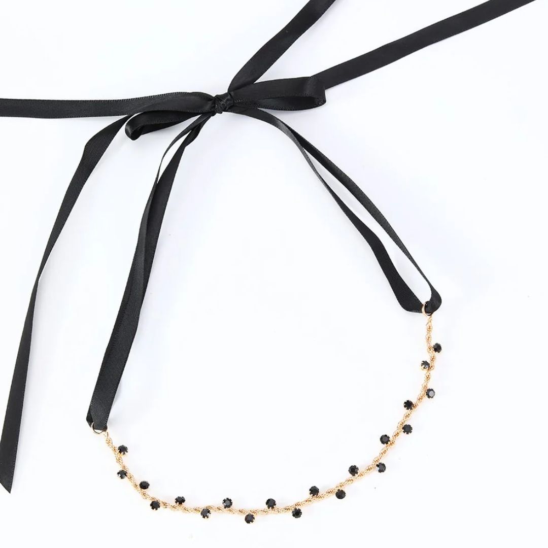 Schwarzes Satinband-Halskette mit goldenen und schwarzen Perlen, elegantes Schmuckdesign.