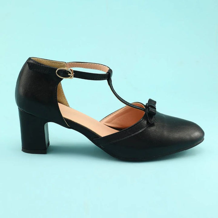 Schwarzer Damen-Tanzschuh mit Blockabsatz und Knöchelriemen auf blauem Hintergrund.