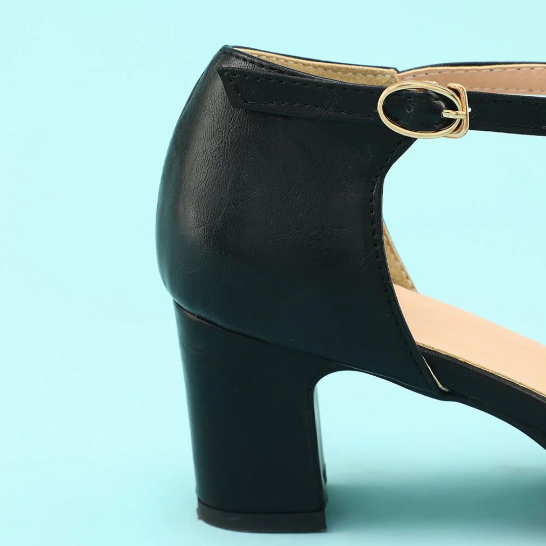Schwarzer Damenpumps mit Blockabsatz und Schnalle, elegantes Design, Lederoptik.