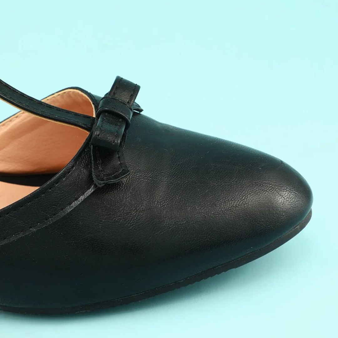 Schwarzer Damen-Ballerina aus Leder mit Riemen, eleganter Schuh, Nahaufnahme.