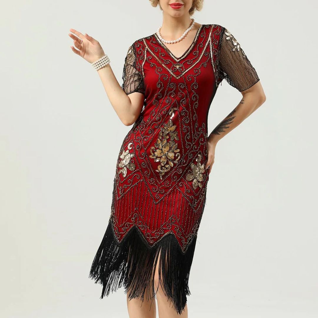 Frau in rotem, besticktem Charleston-Kleid mit Fransen und Perlenarmband.