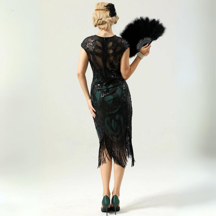 Frau im schwarzen, glitzernden Fransen-Kleid mit Fächer, Vintage-Stil, Rückansicht.