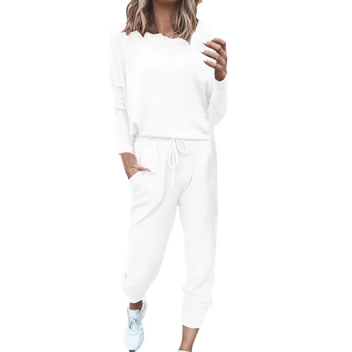Frau in weißem Jogginganzug, lässige Sportbekleidung, bequemes Freizeitoutfit, Mode 2023.