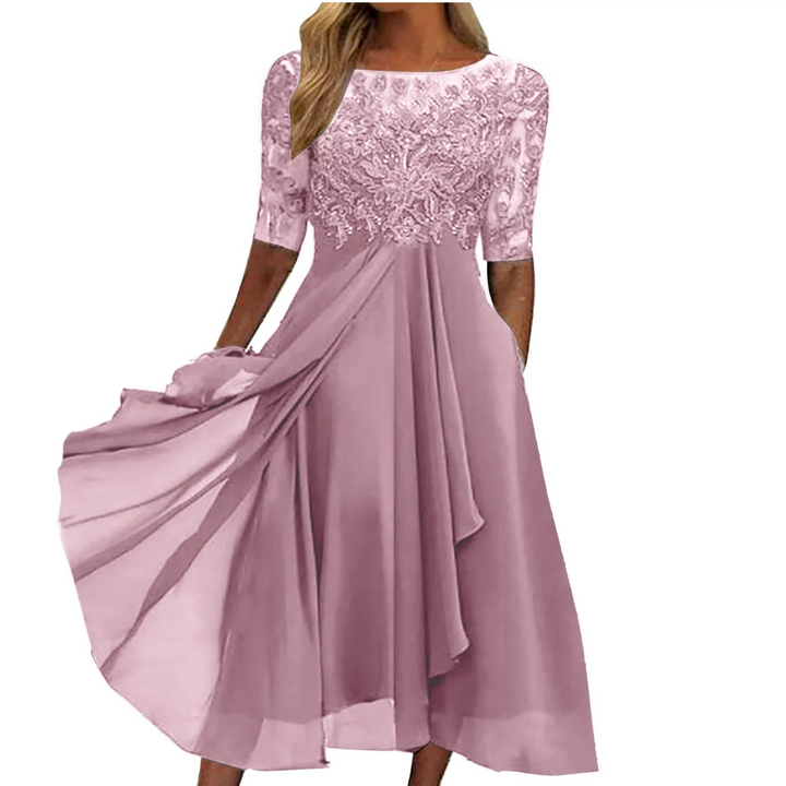 Fliederfarbenes Spitzenkleid, knielang, mit halblangen Ärmeln, elegantes Design.