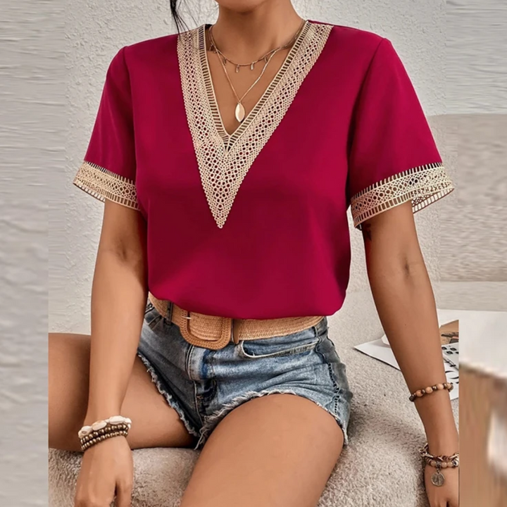 Frau in rotem Spitzenblusen-Top und Jeansshorts, modisch, lässig, Sommeroutfit.