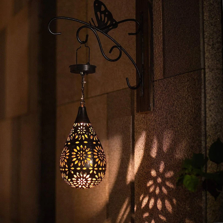 Hängende Solarlaterne aus Metall, tropfenförmig, mit Blumenmuster, warmweißes Licht, Außenbereich.