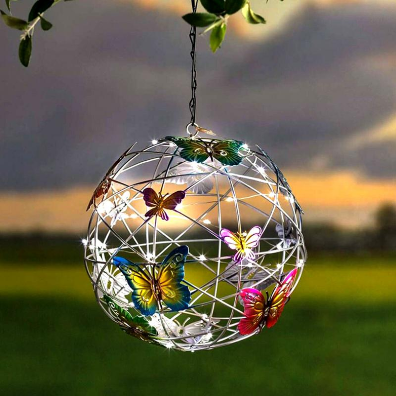 Kugelförmige Solarlampe mit bunten Schmetterlingen, Gartenbeleuchtung, hängend, dekorativ.