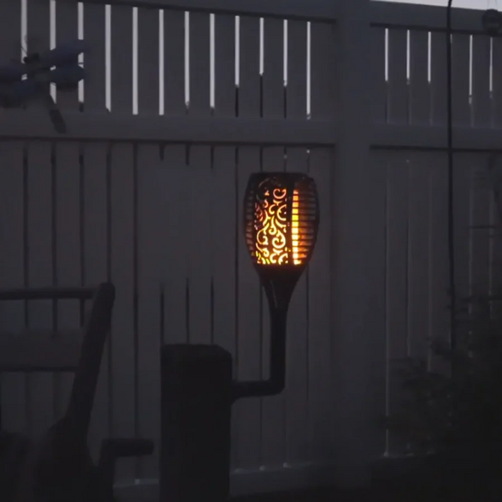 Solarbetriebene Gartenfackel mit Flammen-Effekt, dekorative Beleuchtung, schwarz, im Freien.