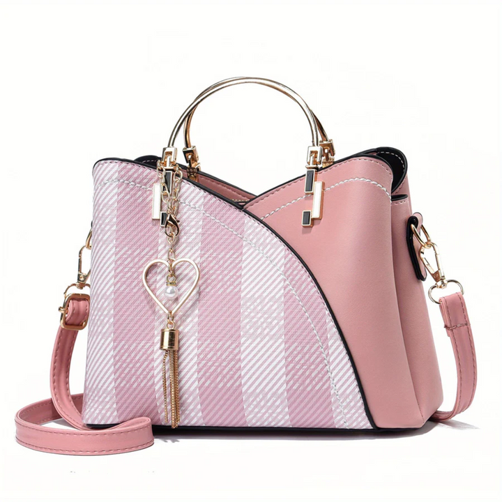 Rosa Damenhandtasche mit Streifenmuster, goldenen Details und Herzanhänger, elegant und modisch.