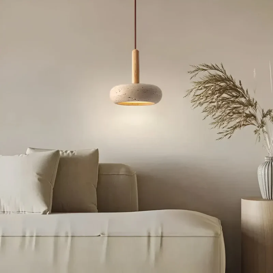 Moderne Hängelampe aus Holz über beigem Sofa, minimalistische Inneneinrichtung.