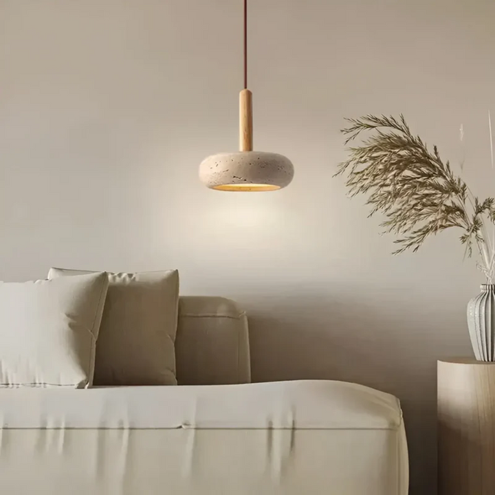 Moderne Hängelampe aus Holz über beigem Sofa, minimalistische Inneneinrichtung.