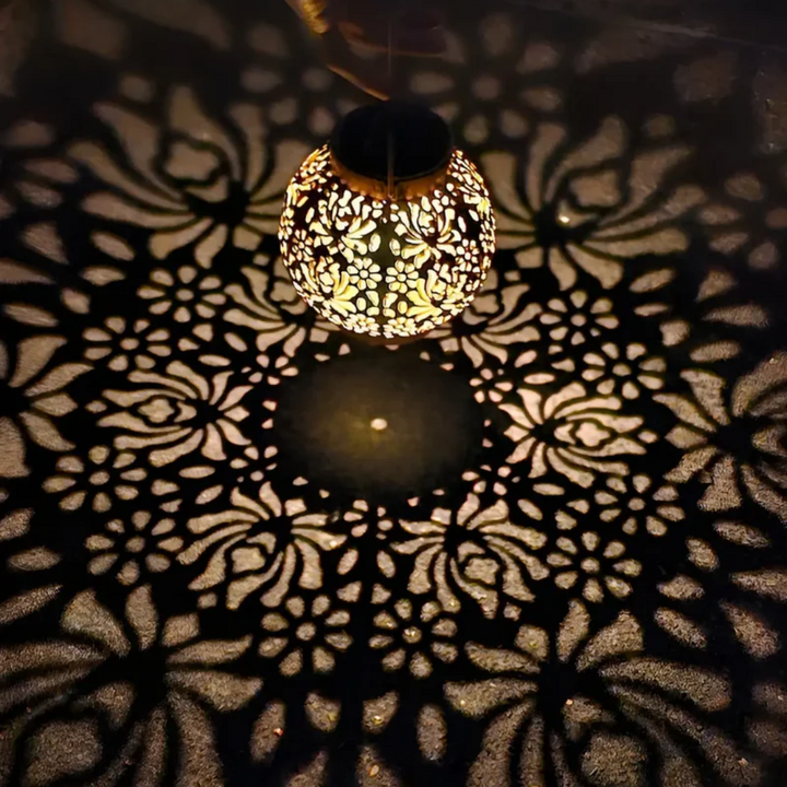 Orientalische Laterne mit floralem Muster, warmes Licht, dekorative Beleuchtung, Metall, schwarz.