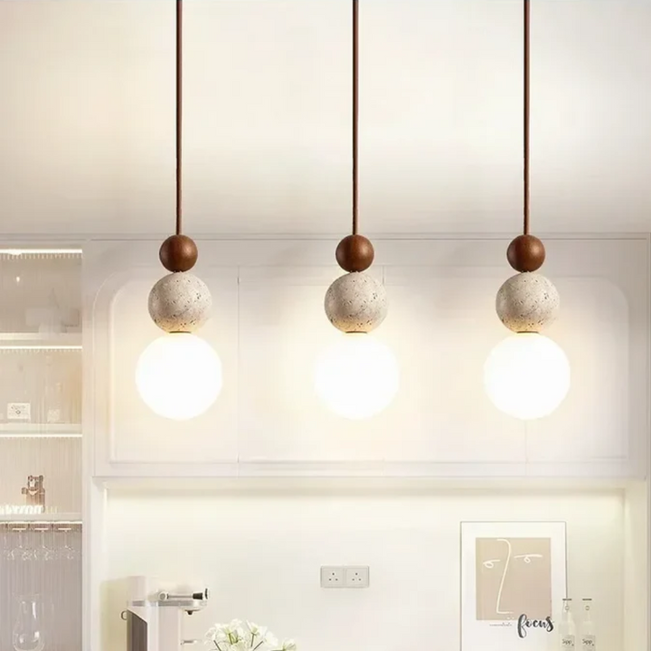 Drei moderne Pendelleuchten aus Holz und Beton, minimalistisch, warmweißes Licht, Wohnzimmer.