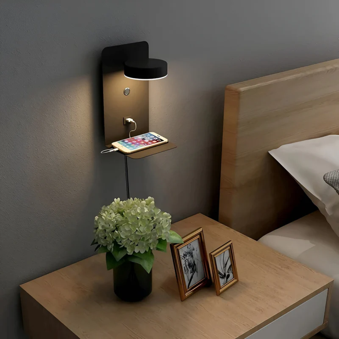 Moderne schwarze Wandleuchte mit USB-Ladeanschluss und Ablage über Nachttisch.