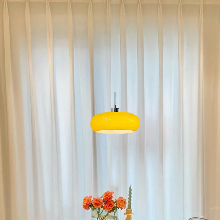 Gelbe Pendelleuchte vor weißen Vorhängen, moderne Innenbeleuchtung, Wohnzimmer-Dekor.