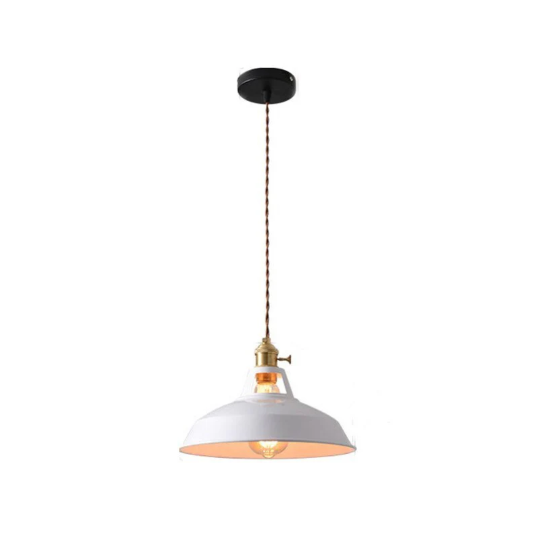 Weiße Pendelleuchte mit Messingakzenten, Vintage-Design, ideal für Esszimmerbeleuchtung.